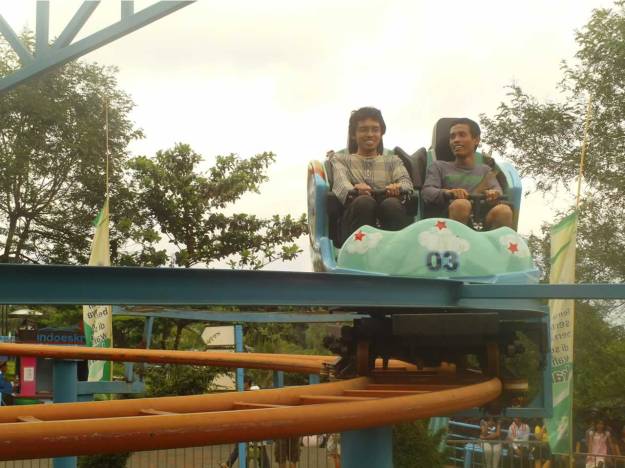 Haris dan Khairul di atas roller coaster